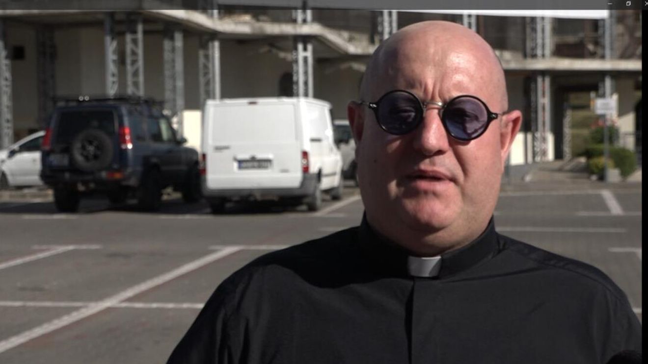 Un preot DJ a mixat la Cluj: Îmi pun sufletul pe scenă ca preot. Transmit mesaje creștine, despre pace, natură, toleranță / „Simt ca și când ar fi un timp petrecut ca într-o familie”
