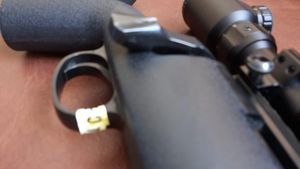 Un băiat de 7 ani din Constanța a introdus în școală o armă cu lunetă de tip airsoft / Tatăl a fost amendat, iar arma confiscată