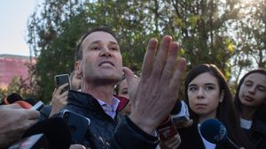 Robert Negoiță, iritat de protestatarii USR în fața Parchetului General, unde venise să îi facă plângere lui Nicușor Dan/ Negoiță nu a răspuns întrebărilor despre contractele pe care city-managerul Sectorului 3 le-a acordat firmelor familiei sale