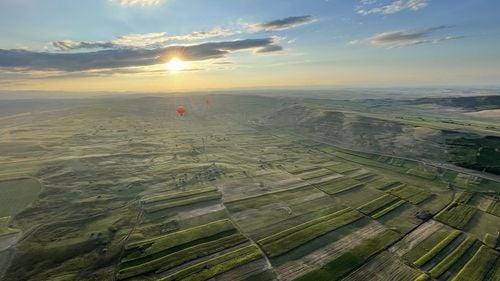 Doi bărbaţi din Sibiu au fost reţinuţi într-un dosar de înşelăciune cu terenuri în care prejudiciul depăşeşte 1,2 milioane de euro