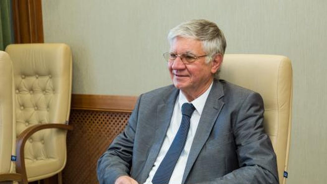 Ambasadorul Ungariei la Chișinău, acuzat că a blocat o stradă intens circulată și a lovit un polițist. Ambasada Ungariei acuză un comportament agresiv al omului legii