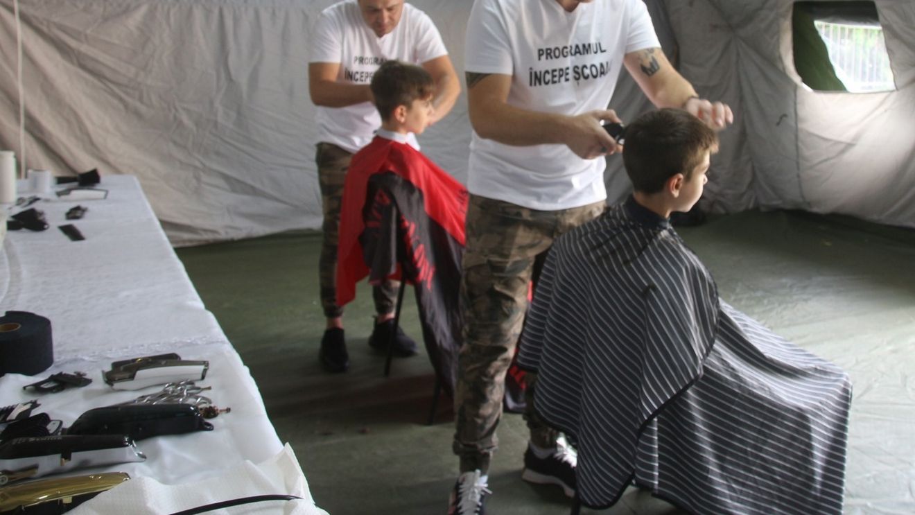 Militarii focșăneni au tuns peste 100 de copii și le-au oferit ghiozdane complet echipate în cadrul proiectului "Pregătire pentru școală"