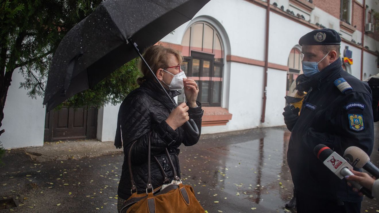 Autoritățile nu mai pot impune masca în aer liber, iar angajatorii nu mai pot decide telemuncă fără acordul salariatului în starea de alertă, după ce o ordonanță de urgență din 2020 a fost declarată neconstituțională / Decizia CCR urmează să fie publicată