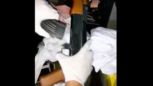 VIDEO Mai mulți bărbați s-au filmat cum mânuiau arme, pe o rețea de socializare. Armele ar aparține unei firme care organizează evenimente