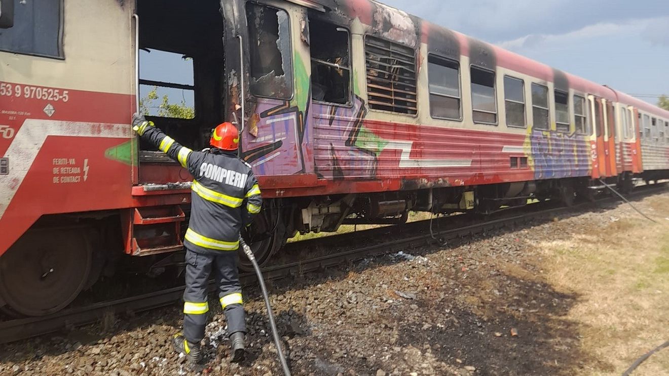 Încă un tren a luat foc: incendiu la compartimentul motor al unui autotren de pasageri care circula în județul Alba / Flăcările s-au extins la vegetația uscată din apropiere