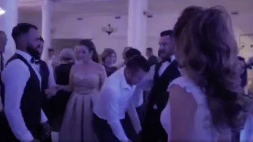 Bihor: Un tânăr și-a dat în judecată prietenii, după ce la nunta sa, aceștia l-au scăpat din brațe și și-a fracturat două vertebre. Fostul mire cere daune de 20.000 de euro