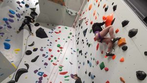 VIDEO Prima sală construită de la zero pentru escaladă sportivă, cu aproximativ 100 de trasee de cățărat / Panoul principal are o înălțime de 13 metri
