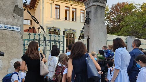 Purtarea măștii de protecție devine obligatorie de luni pe o rază de 100 de metri în jurul școlilor din județul Galați