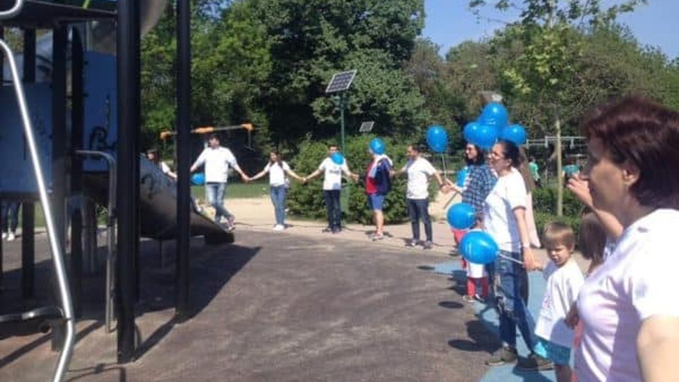 Lanţ uman în Parcul Floreasca din Bucureşti pentu susţinerea vaccinării copiilor. Numărul victimelor epidemiei de rujeolă a ajuns la 50
