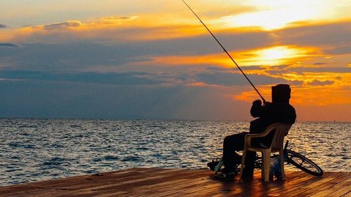 Noi reguli pentru pescari: sunt obligați să stea la 10 metri unul de altul și să nu socializeze. Grătarele și alcoolul, interzise pe baltă