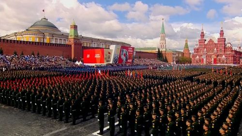 VIDEO Moscova își etalează forța militară la parada de 9 mai / Vladimir Putin: Rusia trebuie să se asigure că "oroarea unui război global nu se va repeta niciodată"/ Defilarea a început cu steagul Rusiei și steagul URSS