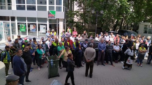 Protest al angajaților firmei de salubritate din Focșani, în fața primăriei. Aceștia se tem că și-ar putea pierde locurile de muncă, după ce consilierii locali au respins majorarea tarifelor