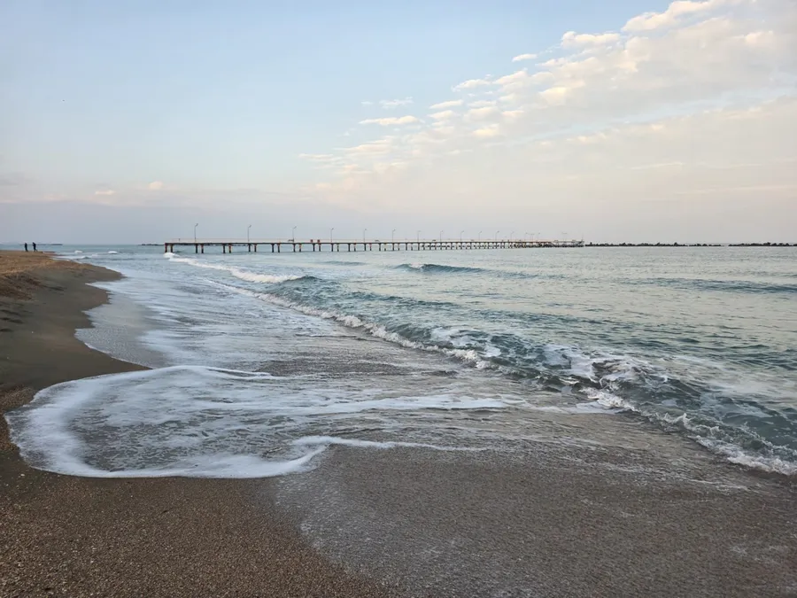 Malul unei plaje din Mamaia acaparat de valurile Mării Negre