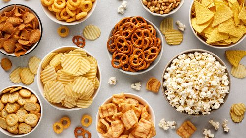 ANALIZĂ: Piața de snaks-uri și gustări din România a ajuns la valoarea de 2 miliarde lei / Batoanele de cereale și fructele uscate, în topul preferințelor