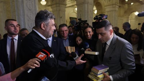 Simion le cere partidelor din opoziţie să semneze o moţiune de cenzură împotriva Guvernului Ciolacu