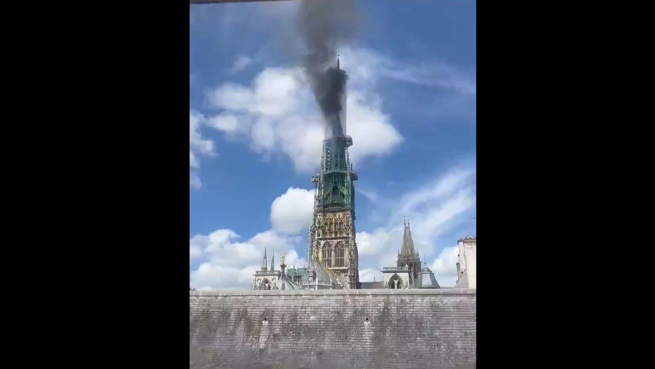 VIDEO Fleșa celebrei catedrale din Rouen, veche de aproape 1.000 de ani, în flăcări