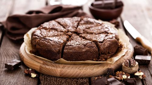 O tartă de ciocolată fără gluten, cu dovlecei rași în compoziție în loc de făină. Un desert cu nivel caloric mai redus dar la fel de apetisant