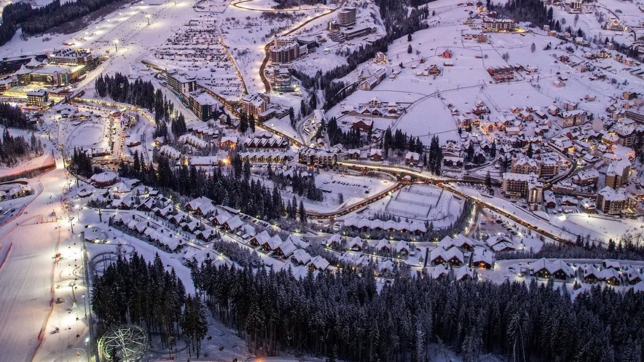 Aflată la 100 de kilometri de granița cu România, Bukovel, stațiunea de schi numărul unu din Ucraina, a devenit un loc preferat și pentru români. Se schiază la vecini, chiar dacă este o țară în război