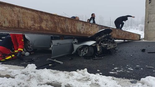 FOTO Accident pe DN6: O femeie a murit după ce un limitator de înălțime rupt de un TIR a căzut pe o mașină, între Roșiori și Caracal / CFR: Traficul feroviar nu este afectat