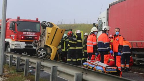 UPDATE O femeie a murit și un bărbat este în stop cardiorespirator/ Circulație blocată pe A3, după ce o mașină s-a izbit de un camion/ Trei victime sunt încarcerate