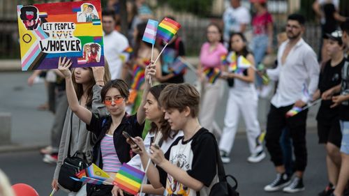 Incluziunea studenților LGBTQ+ în patru mari universități din România: Peste 80% dintre respondenții trans spun că profesorii și personalul administrativ nu respectă identitatea de gen / Doar jumătate se simt în siguranță în campusurile universitare – Asociația MozaiQ