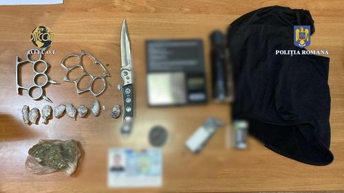 Elev de 18 ani din Cluj, arestat preventiv pentru trafic de droguri în formă continuată