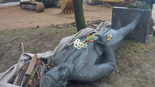 Mai mulți clujeni, revoltați că statuia lui Iuliu Maniu a fost trântită printre gunoaie în timpul unor lucrari de amenajare a unor străzi / Primarul Boc: Se reface cota solului și soclul statuii, după care se repune pe pozitie