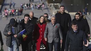 Imaginea zilei: Călin Georgescu, înconjurat nonstop de șapte gărzi de corp la manifestația din București