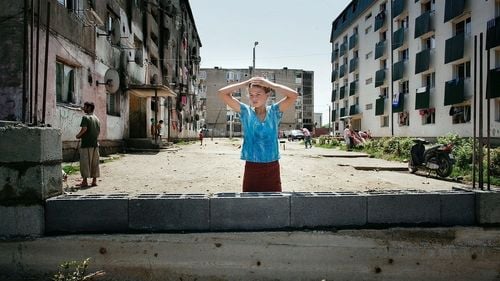 VIDEO Când zidurile urii cad: După 13 ani, romii din Baia Mare nu vor mai trăi separat de restul populației/ Despre segregare și activism, în plină ascensiune a extremei drepte în Europa