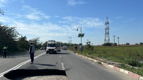 Trafic rutier deviat, între Năvodari şi Lumina / O porţiune din DJ 226 s-a surpat / Problema ar fi apărut după o avarie la o conductă subterană