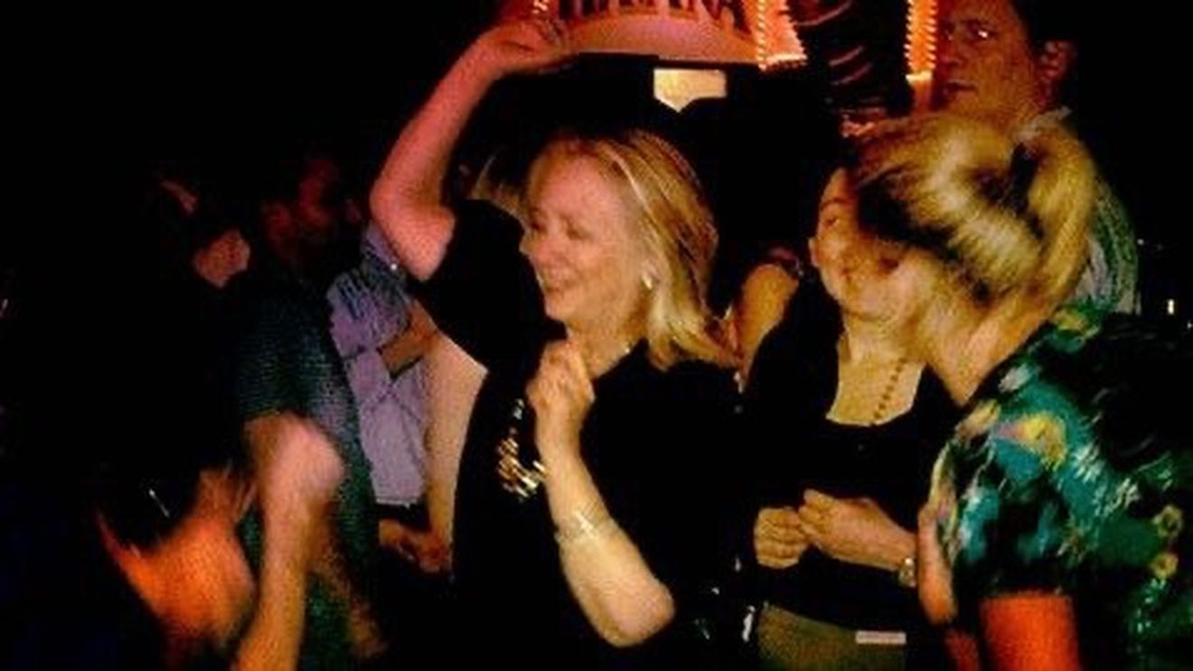 Hillary Clinton o susține pe Sanna Marin postând o fotografie în care dansează: “Iată-mă în Cartagena unde mă aflam pentru o întâlnire în calitate de Secretar de Stat. Dansează în continuare, Sanna Marin”