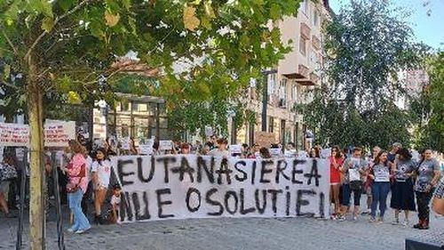 FOTO Protest la Cluj-Napoca pentru drepturile animalelor. 100 de participanți au cerut STOP eutanasierii în toată țara