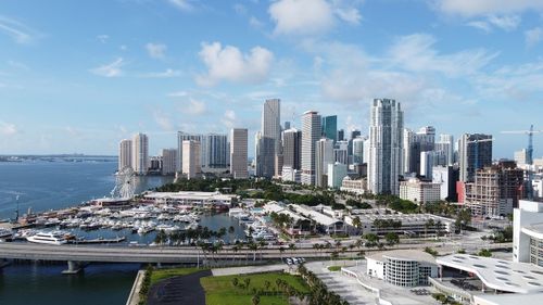 Statul american Florida a interzis angajatorilor să impună vaccinarea obligatorie împotriva COVID-19