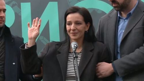 Slăbită după 13 zile de grevă a foamei, lidera opoziţiei din Serbia, politiciana de etnie română Marinika Tepic, a vorbit în fața miilor de protestatari sârbi și a cerut anularea alegerilor din 17 decembrie