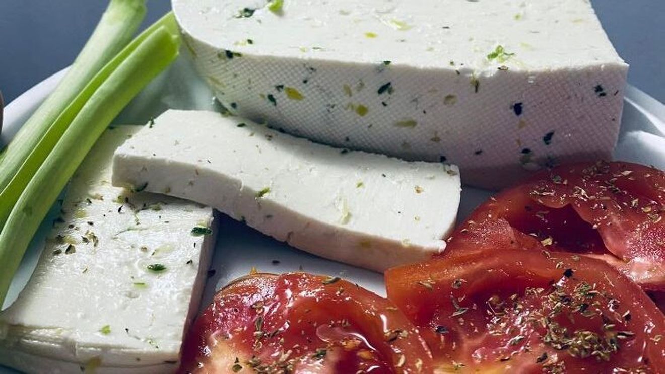 Ferma de oi unde se face urdă și caș după rețete de acum 300 de ani. Crema de brânză cu mărar, ceapă, usturoi, măsline sau ardei iute se vinde ca pâinea caldă