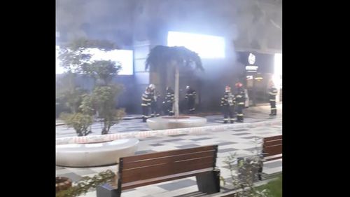 VIDEO Incendiu cu degajări mari de fum la un magazin Economat din Sectorul 5 al Capitalei