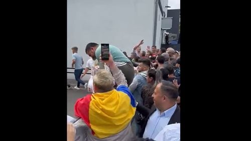 VIDEO Suporterii lui George Simion sar gardurile și intră peste rând la vot la o secție din Dortmund / La Roma au fost împrăștiați cu poliția