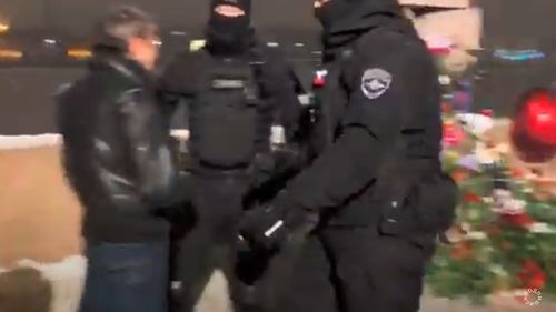Arestări la Moscova, la Mormântul Soldatului Necunoscut, lângă Kremlin, la o reuniune a soţiilor militari ruşi mobilizaţi în Ucraina din cadrul mişcării ”Put Domoi” (”Drumul către casă”)