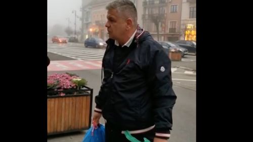 VIDEO Un consilier local a adus saci de gunoi pe scările Primăriei Târgu Mureș / Protest după ce gunoiului din oraş nu a mai fost strâns de aproximativ o săptămână