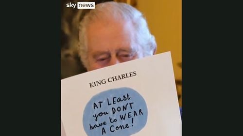 Regele Charles, surprins vesel când citește mesaje de la oameni care îi urează sănătate, după diagnosticul de cancer
