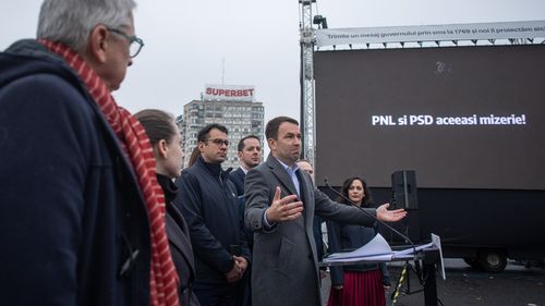 VIDEO: USR a prezentat ”Cartea neagră a guvernării” în fața guvernului. Ecran electronic în Piața Victoriei cu mesajul PSD=PNL=Mafia / Iohannis Trădător