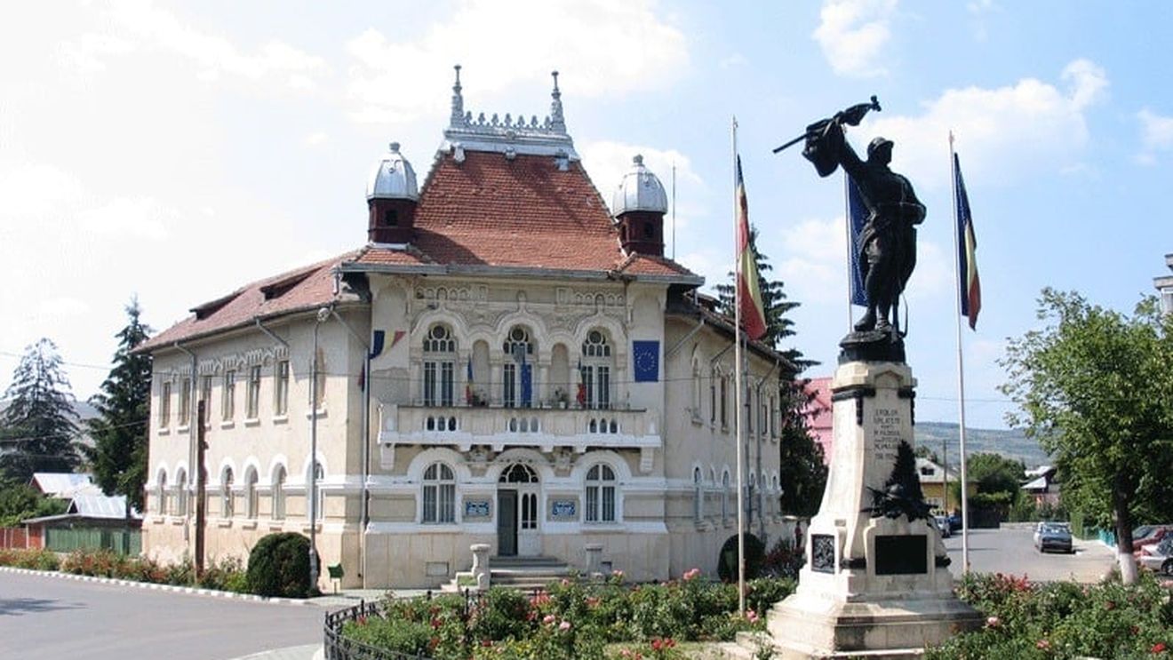 Ministrul Culturii: Clădirea Primăriei Urlaţi are o mare valoare arhitectonică şi trebuie salvată / „Un primar decuplat total de la ceea ce înseamnă grija pentru comunitate în întregul ei a decis să demoleze clădirea”