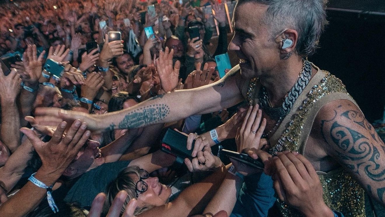 Robbie Williams la Bucureşti: A vorbit mai mult decât a cântat, dar a făcut reverențe în fața publicului și rezumatul muzical al carierei sale de 33 de ani