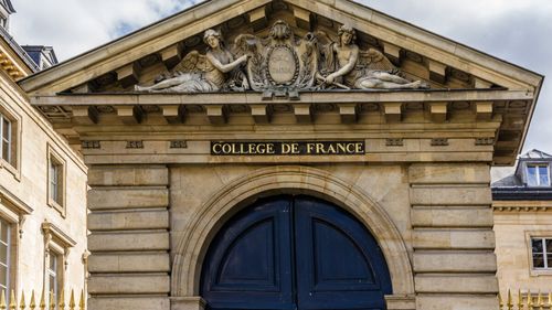 Apelul lansat de Colegiul Franței, după rezultatele obținute de extrema dreaptă în primul tur al alegerilor parlamentare: Educația pentru o gândire critică, cultura și cunoașterea să rămână piloni esențiali ai democrației