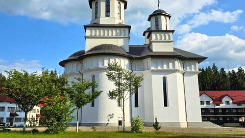 Mănăstirea Piatra Craiului a fost jefuită / Un ieșean a furat banii din cutia milei apoi a luat și echipamentele camerelor de supraveghere, pentru a nu fi prins