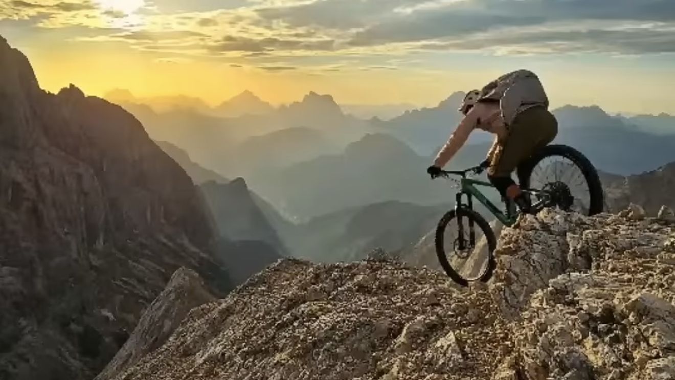 VIDEO Un cunoscut youtuber italian moare după ce a căzut de la 200 de metri cu bicicleta / Era ghid de mountain bike din Tirolul de Sud și organiza excursii cu bicicleta din 2003, în toată lumea