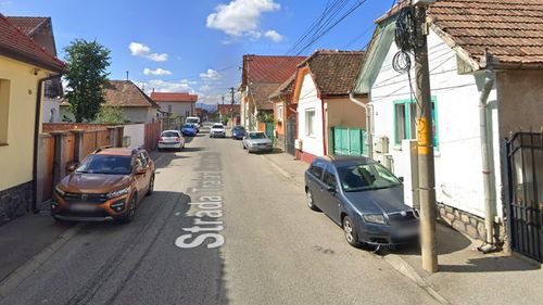 Un timișorean a zgâriat 22 de mașini pe o stradă din Sibiu / Era supărat că autoturismele erau parcate pe trotuar și încurcau pietonii / A fost imobilizat și predat poliției de localnici