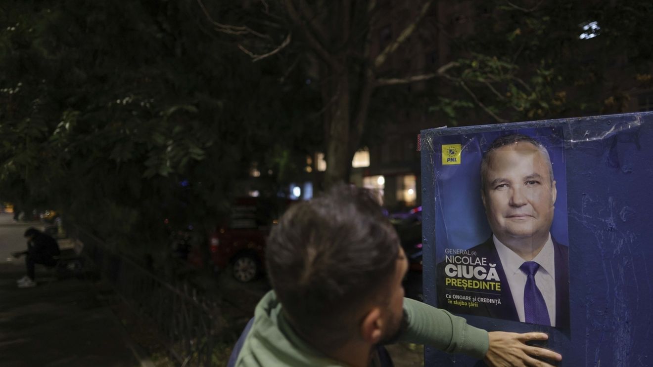 Toate afișele electorale cu Nicolae Ciucă au fost înlocuite după ce PSD a sesizat că depășesc dimensiunile legale / PNL: A fost o eroare materială a agenției de creație / Au fost înlocuite cu dimensiunile actualizate