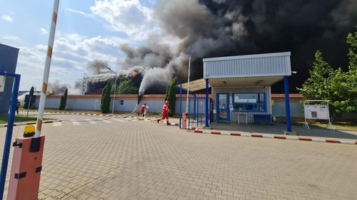 VIDEO Incendiu major în Alba Iulia la un depozit de PET-uri, fumul gros se vede de la câțiva kilometri distanță. Locuitorii din Alba și Teiuș, sfătuiți să închidă ferestrele