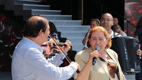 VIDEO Poliția a verificat dacă se respectă regulile sanitare la priveghiul organizat pentru Gabi Luncă. Peste 50 de persoane participă la comemorarea celei supranumite "regina muzicii lăutărești"